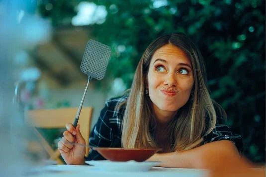 mulher elimina moscas 